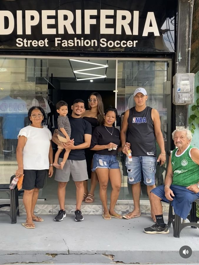 Família na frente da loja Diperiferia